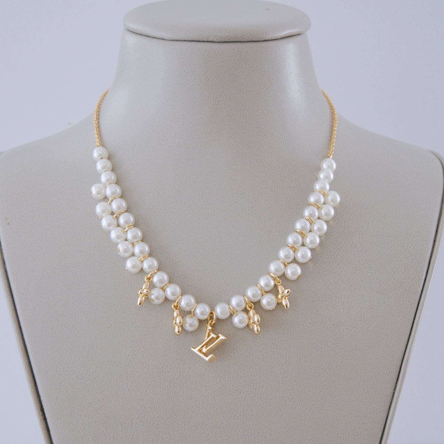 L Pearl necklace