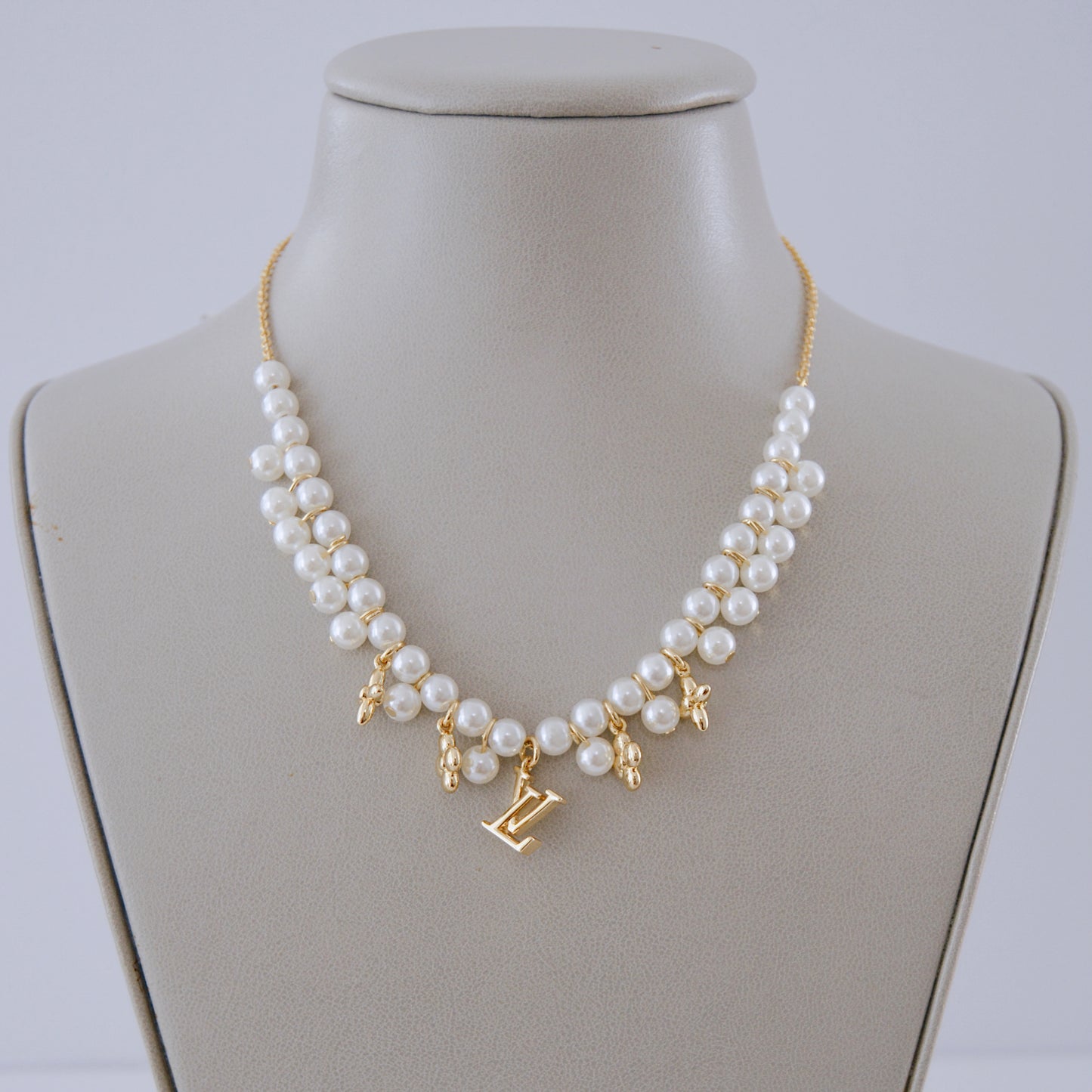 L Pearl necklace
