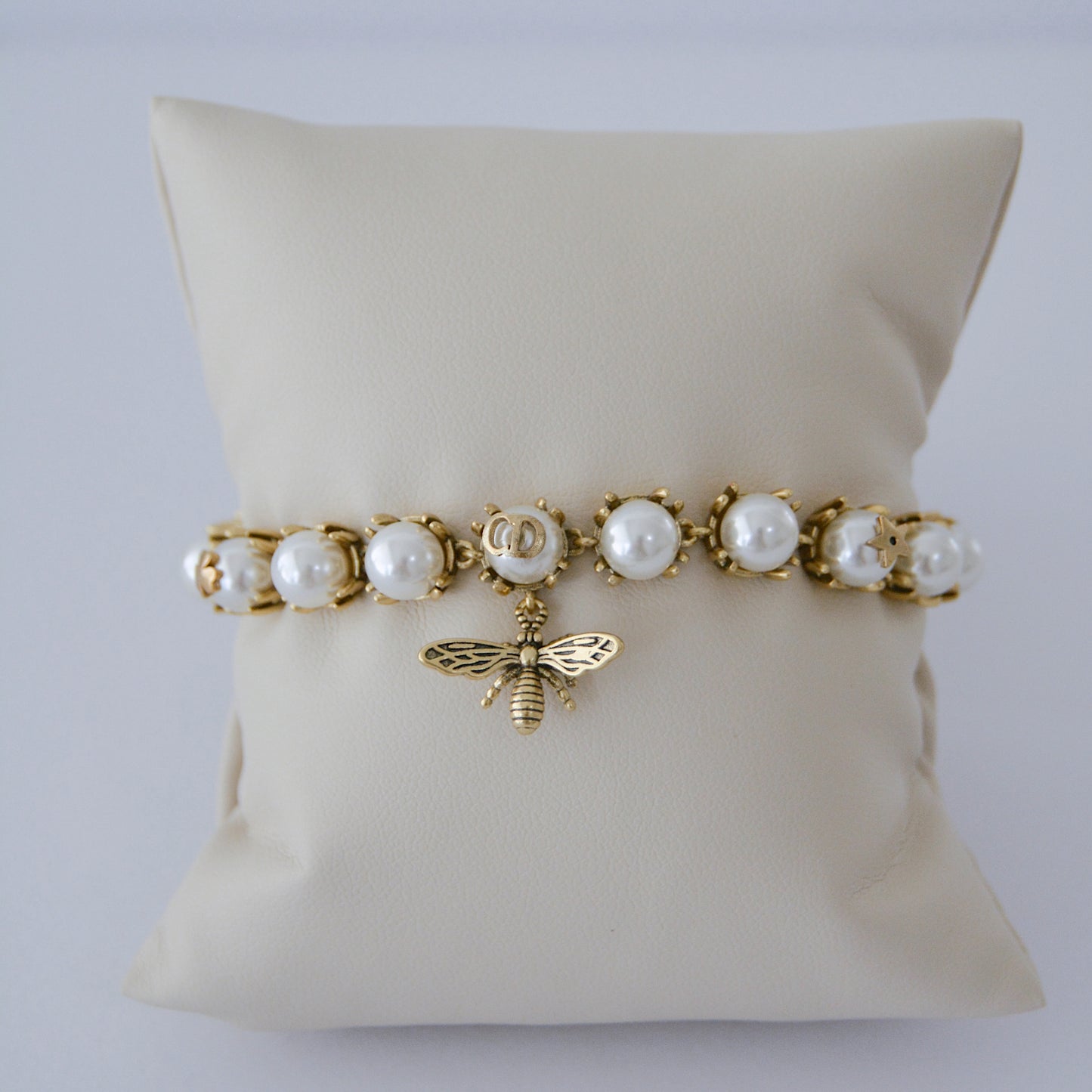 Cd bee 🐝 bracelet