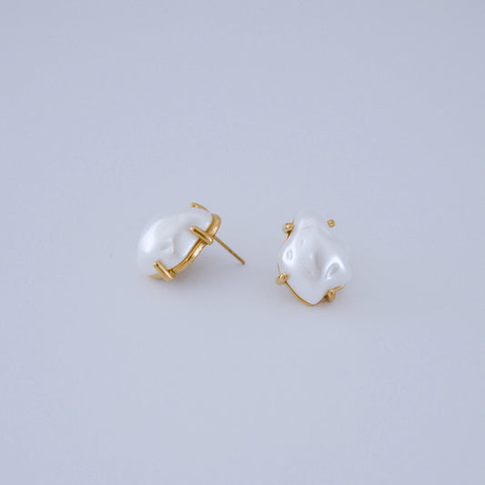 Pearl earring