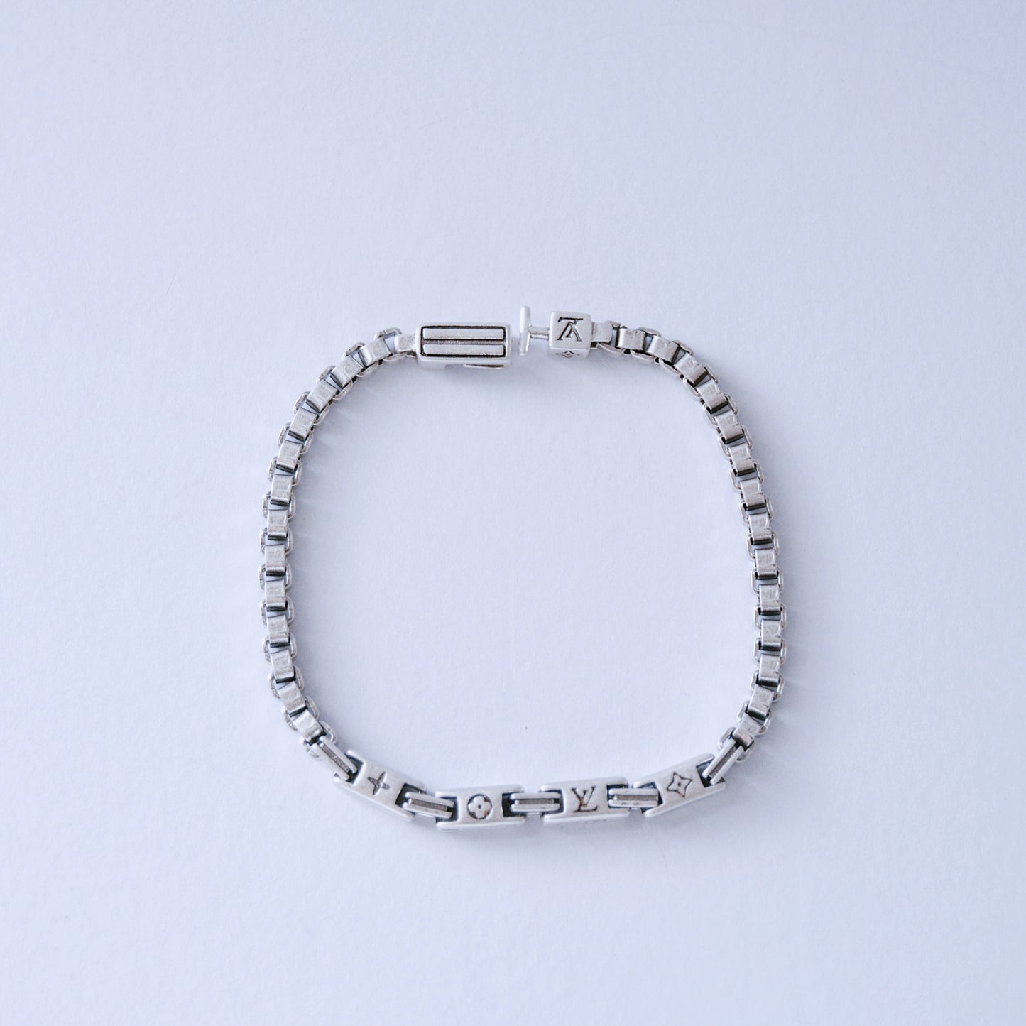 L silver bracelet
