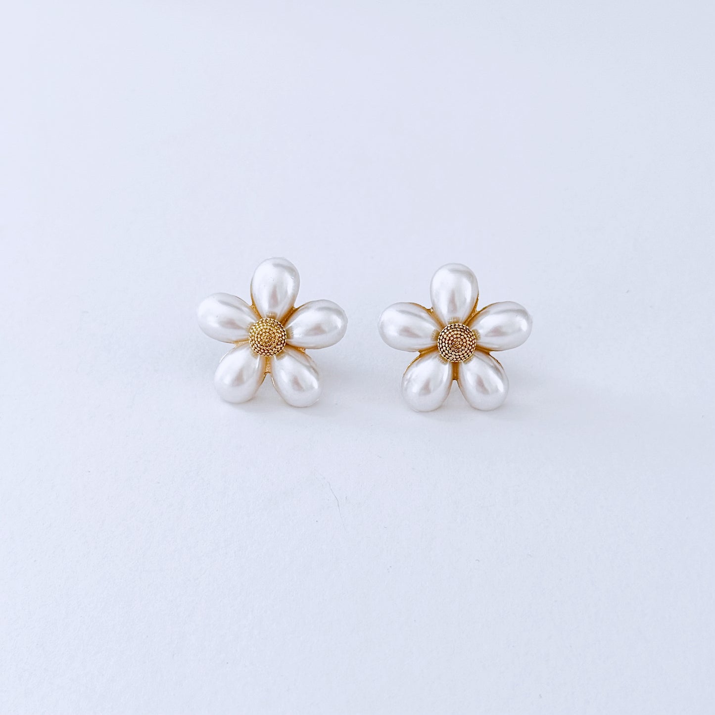 Pearl stud earring