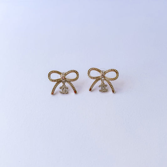 Ribbon gold earring