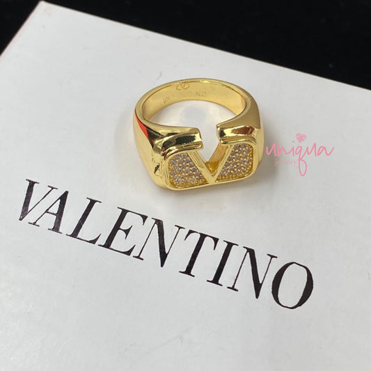 V CRYSTAL RING