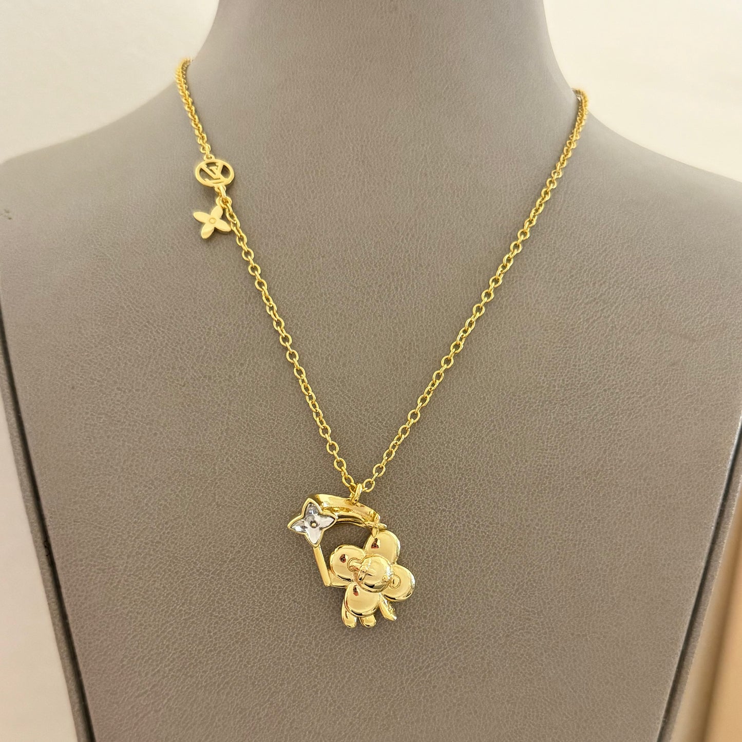 VIVI NECKLACE