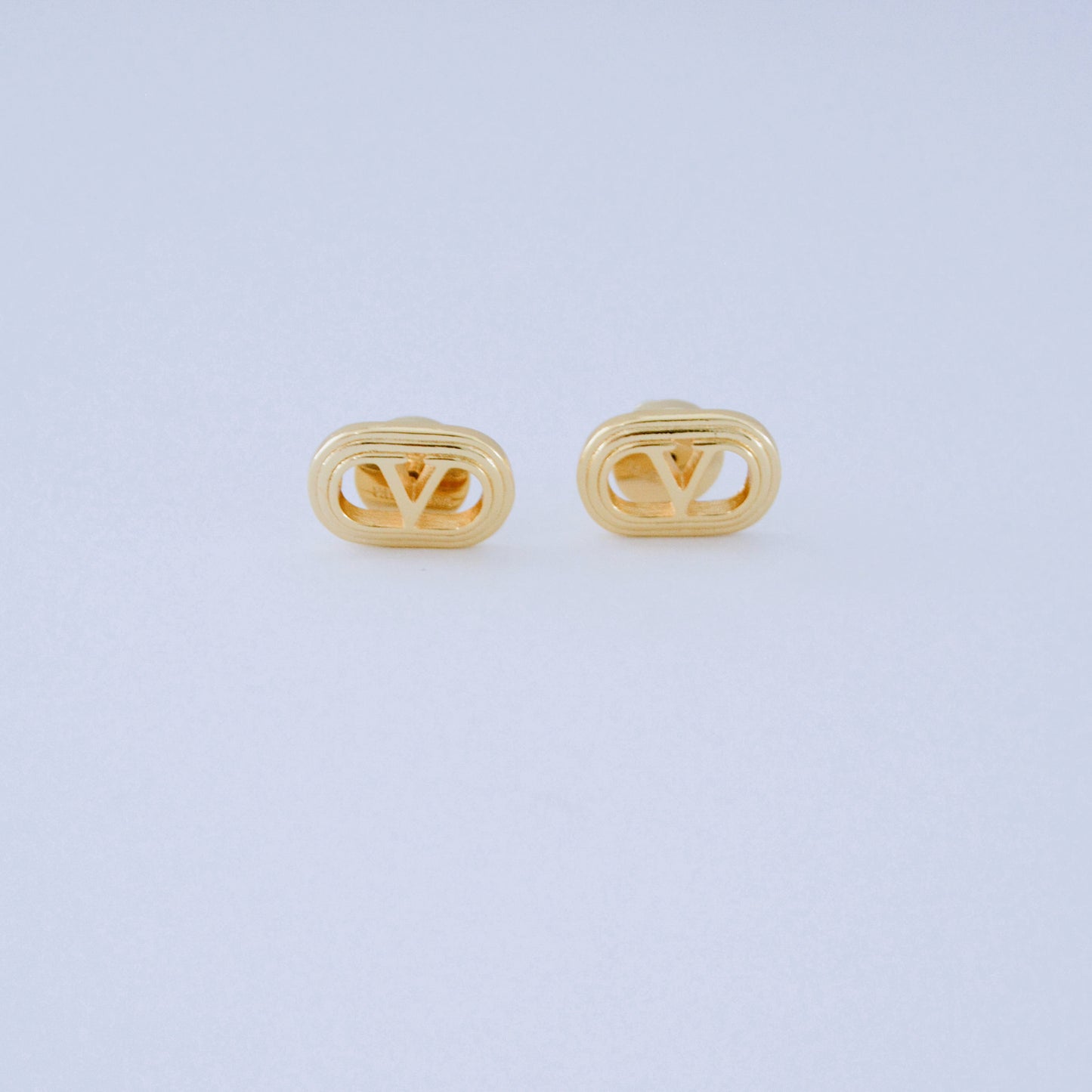 V gold earring
