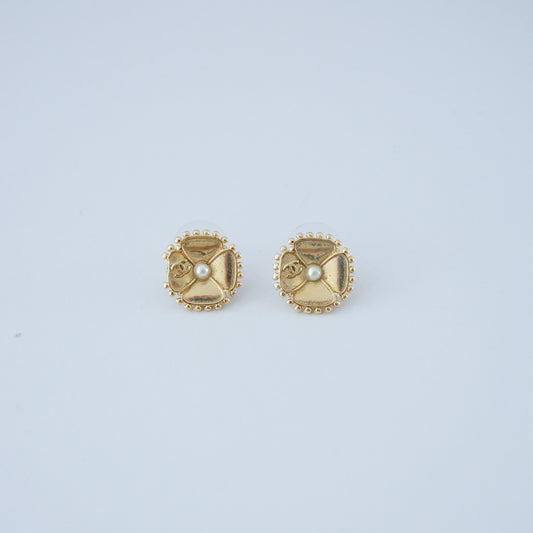 Gold earring