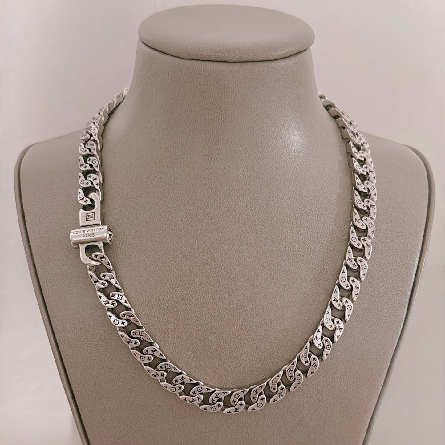 SILVER NECKLACE