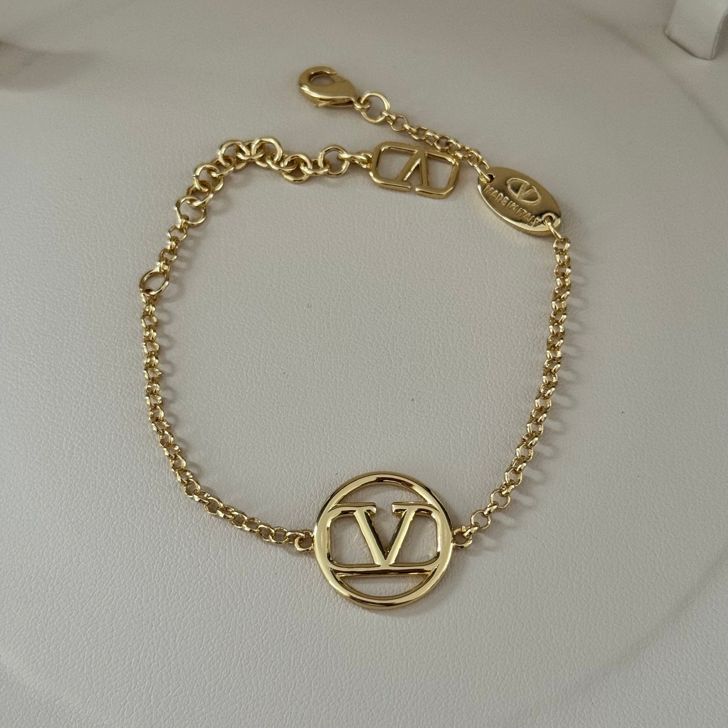 V gold bracelet