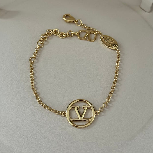 V gold bracelet