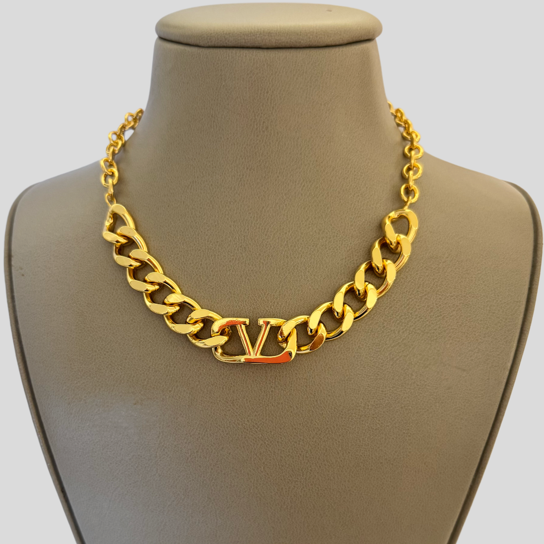 V gold choker