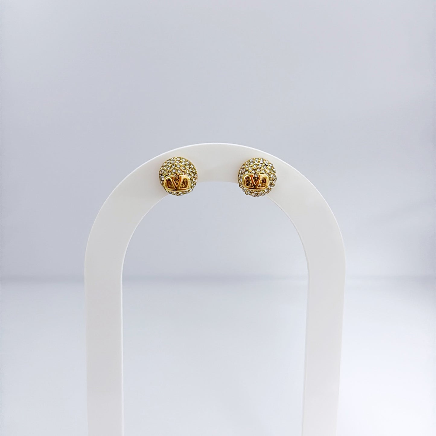 V small earring
