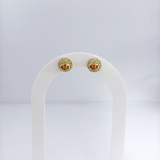 V small earring
