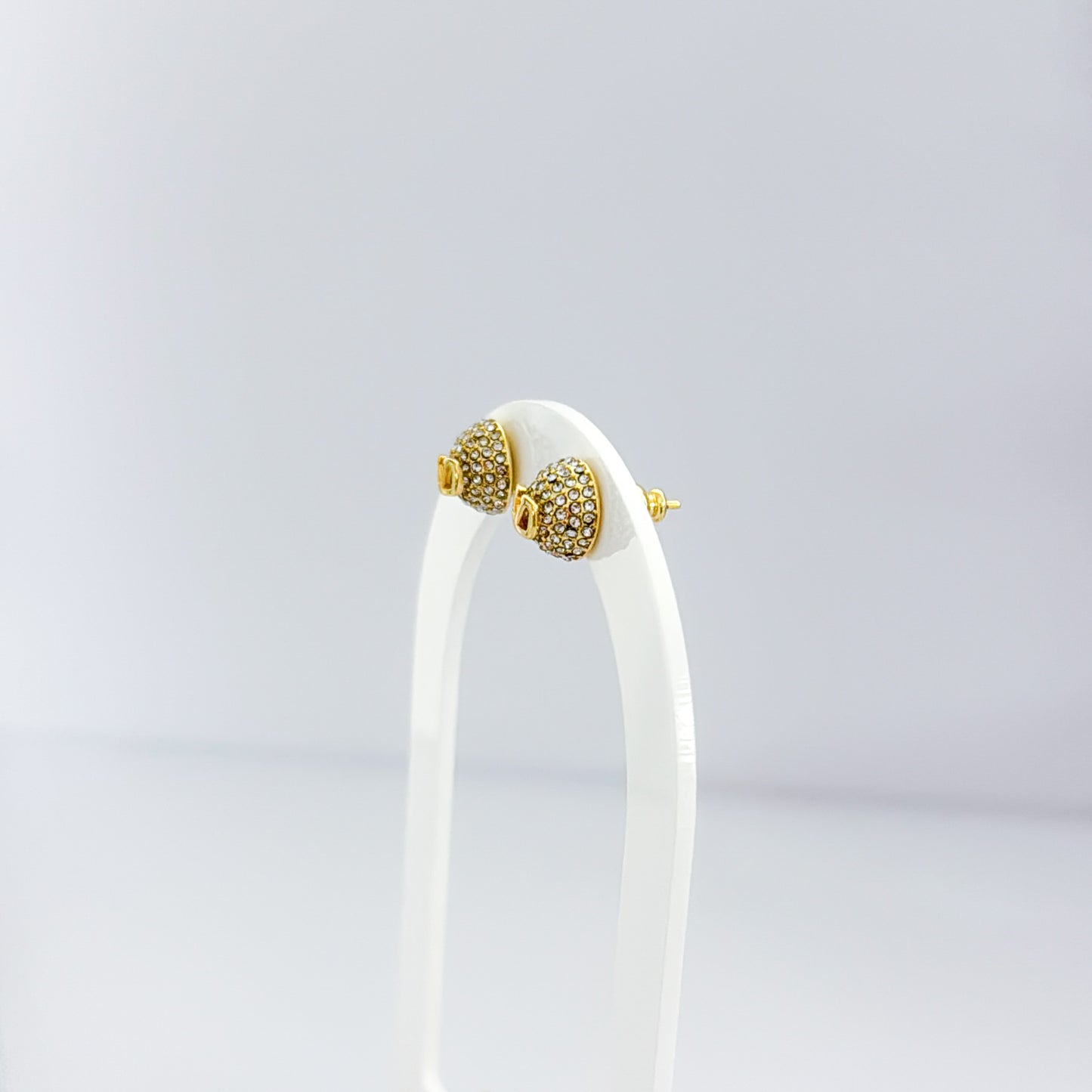 V small earring
