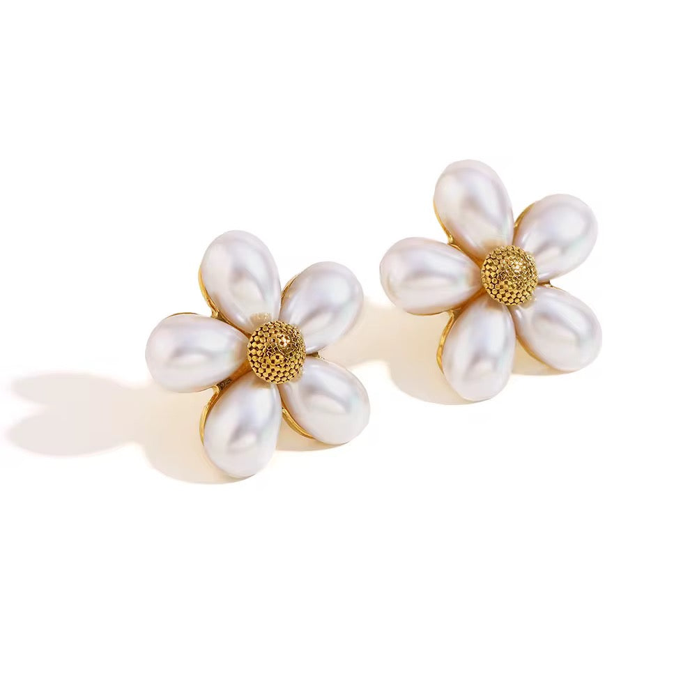 Pearl stud earring