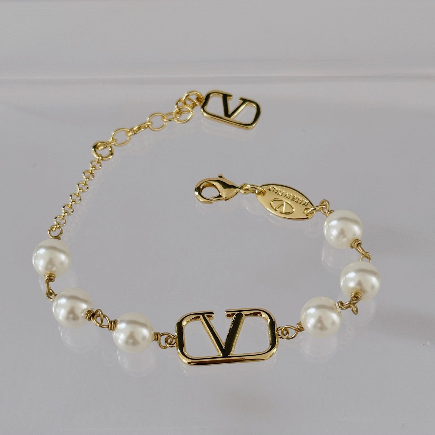 V pearl bracelet
