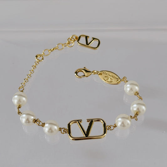 V pearl bracelet