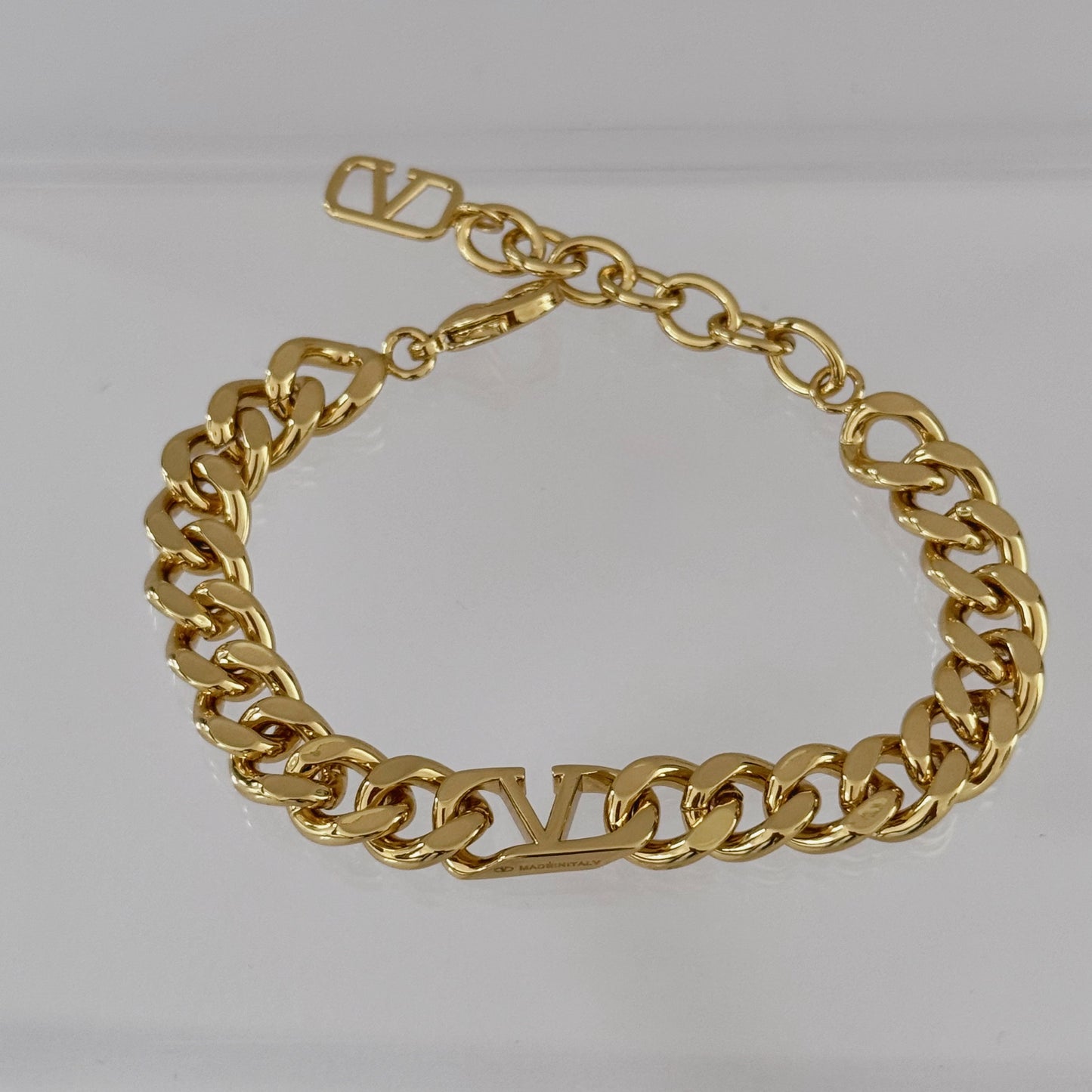 V gold bracelet