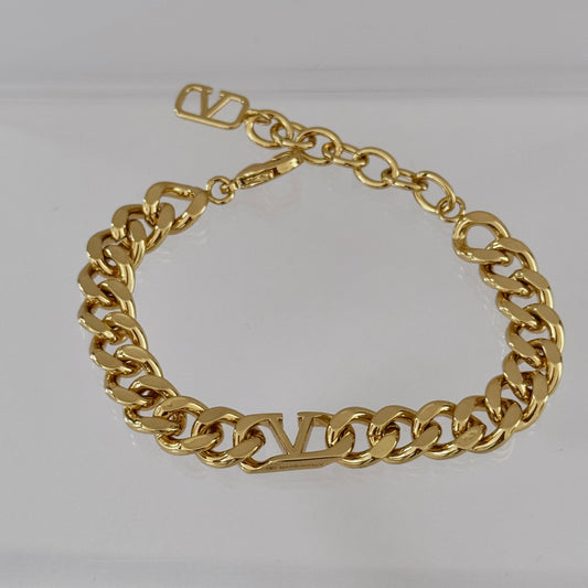 V gold bracelet