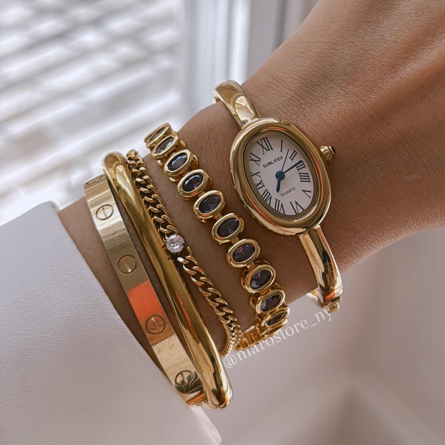 Brazalete de lujo en tono dorado con gemas ovaladas de amatista o zircón púrpura. Ideal para eventos y un look sofisticado.