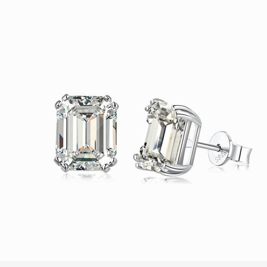 Pendientes de plata con piedras de zirconia cúbica de corte princesa. Joyería minimalista y elegante para mujer.